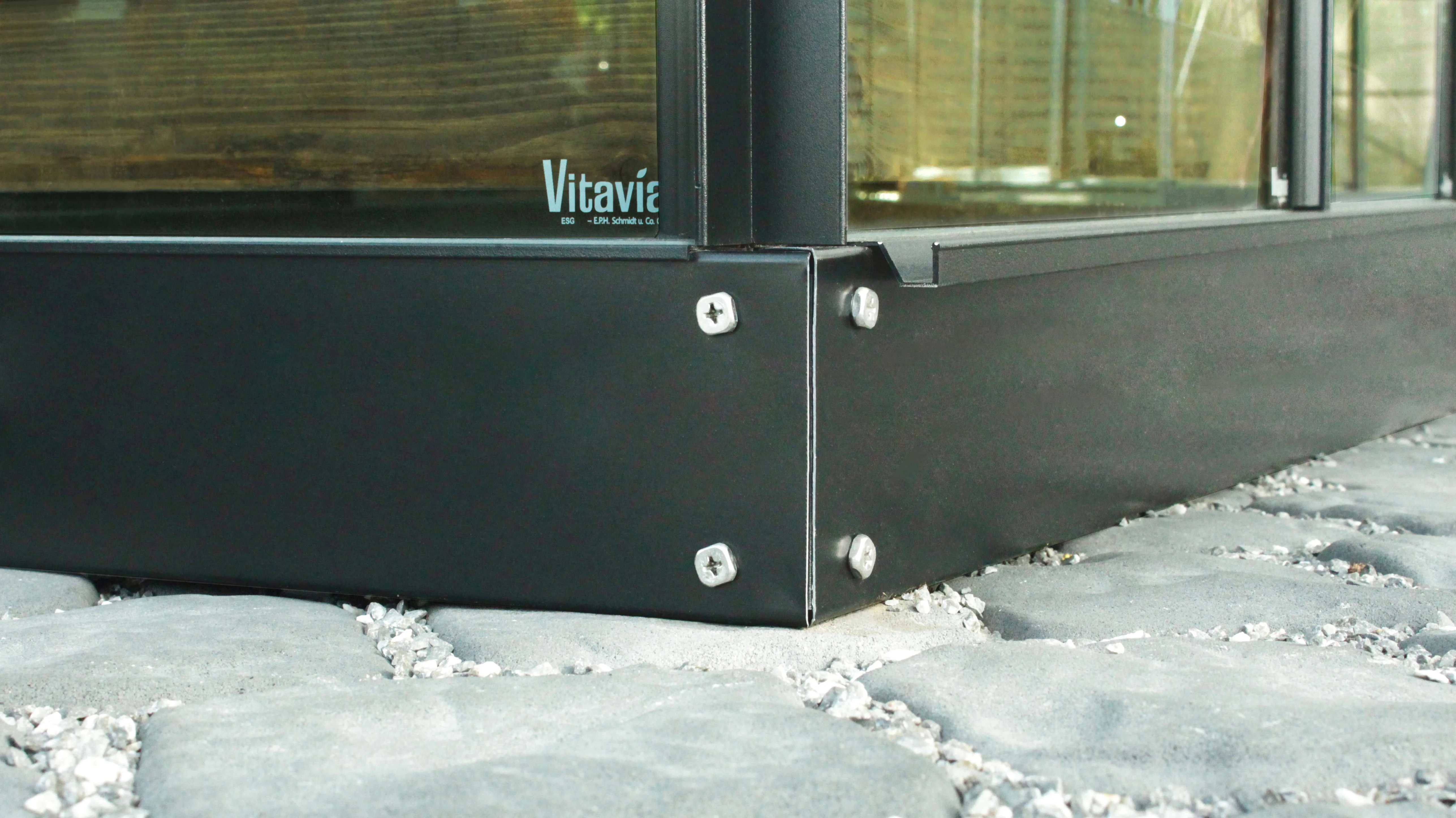 Vitavia Gewächshaus Venus 3800 HKP 6mm Schwarz, im SET, inkl. Fundament, Fensterheber, Regenfallrohr-Set, Aluregal und Alutisch - Image 4