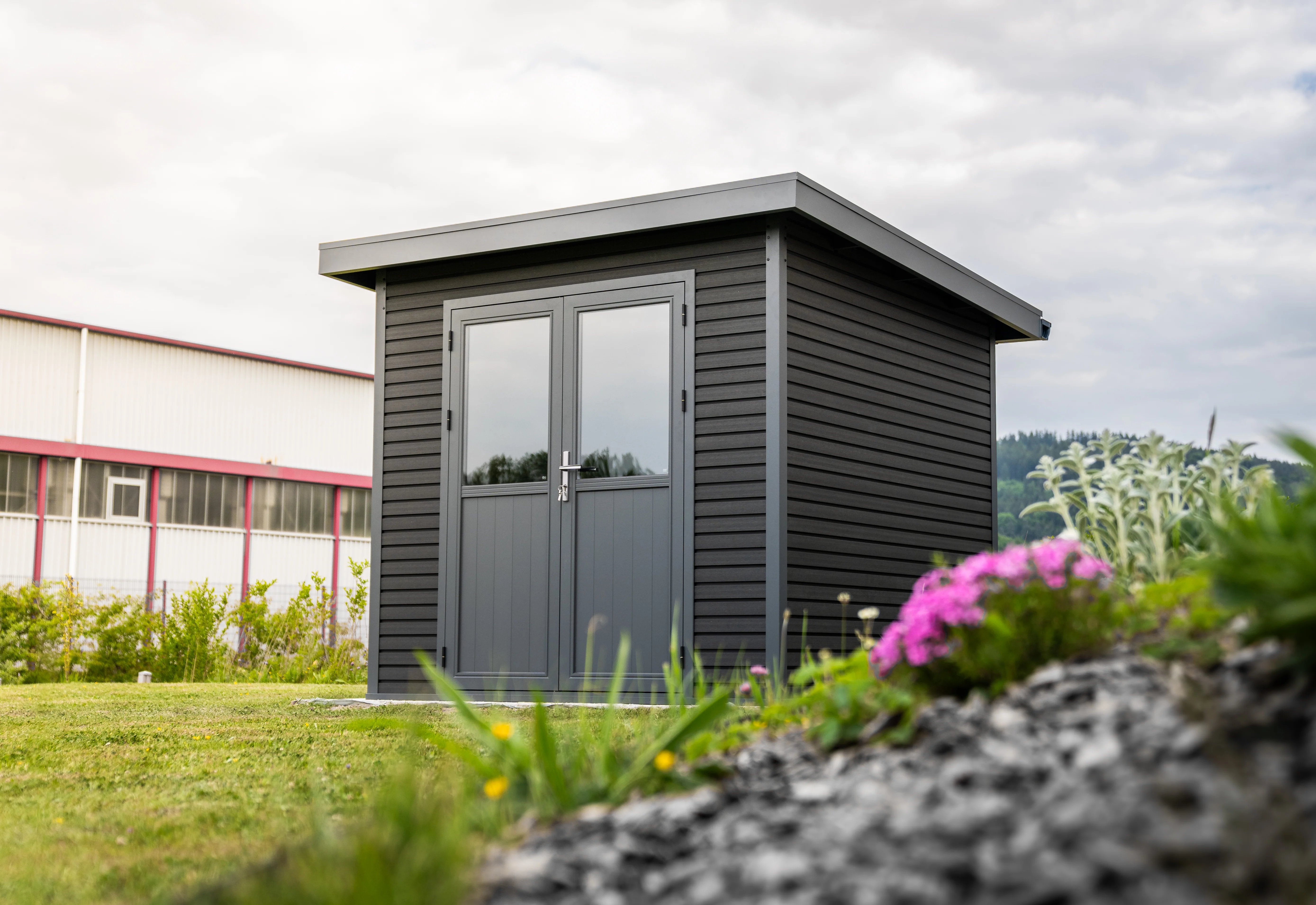 Linholm WPC Gartenhaus Linia 2424 inkl. Dachrinnen-Set, 2-farbig Grau/Anthrazit - Image 6
