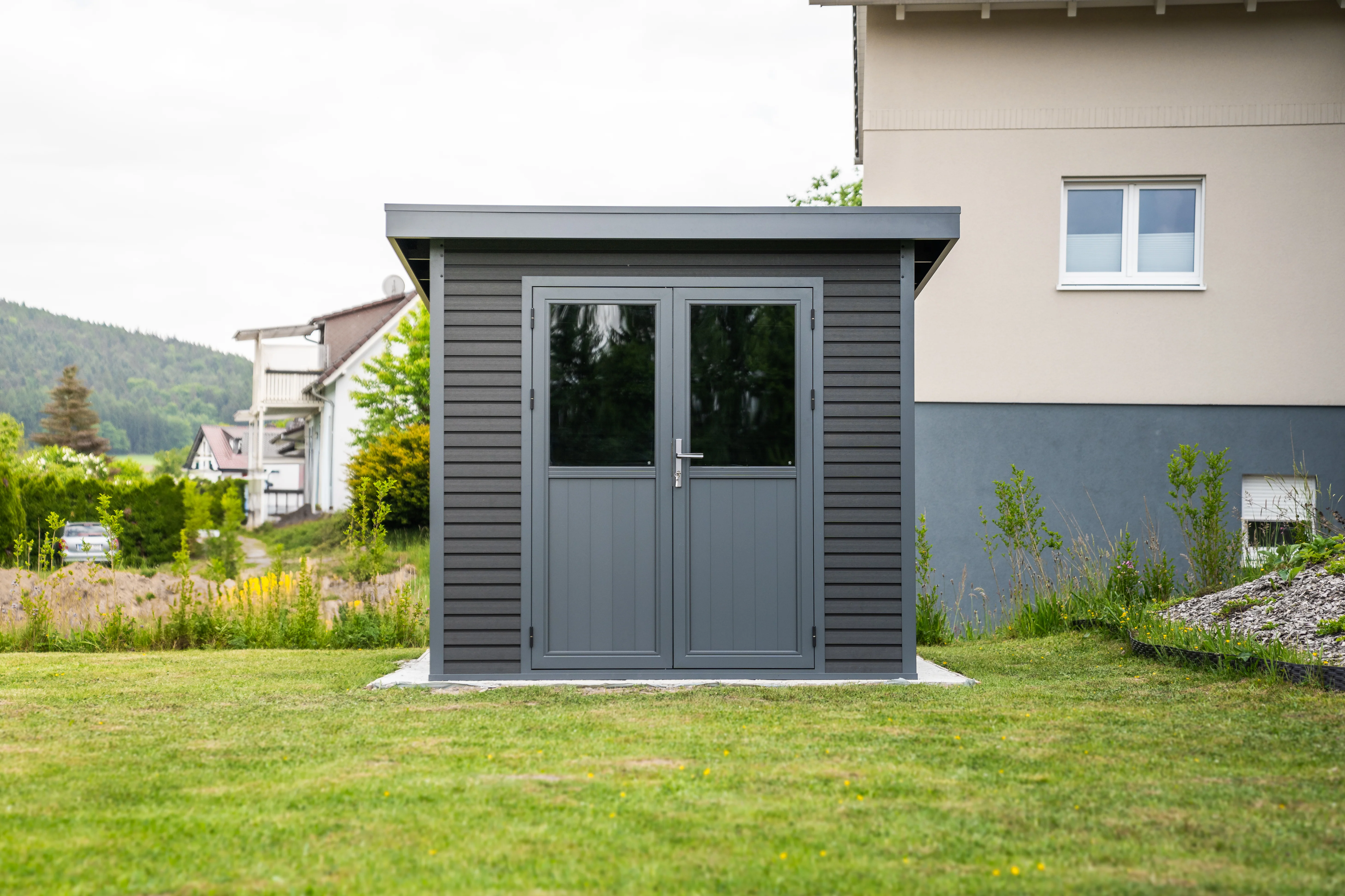 Linholm WPC Gartenhaus Linia 2424 inkl. Dachrinnen-Set, 2-farbig Grau/Anthrazit - Image 8